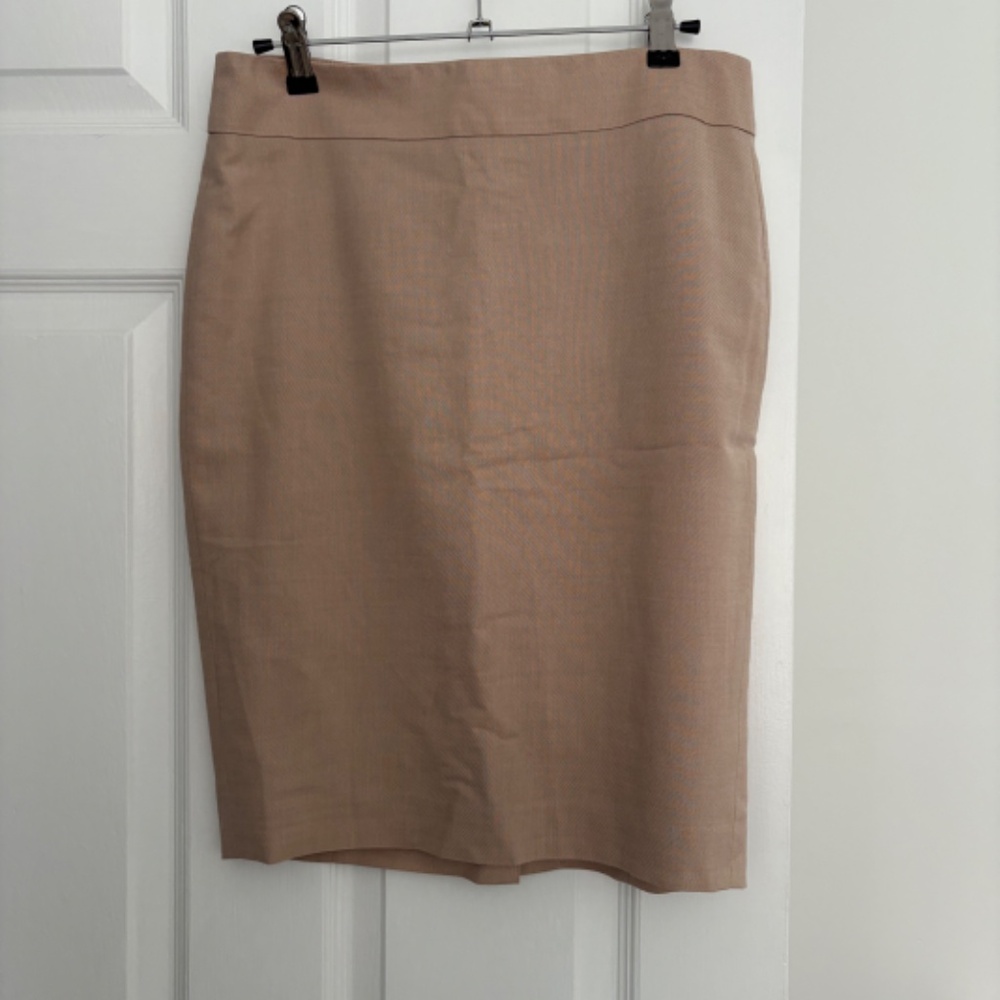 Ann Taylor pencil skirt in blush pink; Excellent condition; smoke-free home